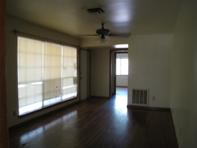 Foto del edificio - 13940 Hwy 105 E