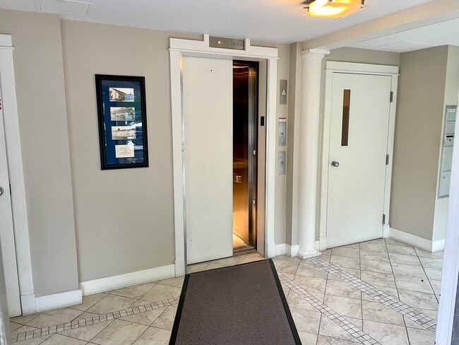 Building Photo - 714 Chandlers Wharf