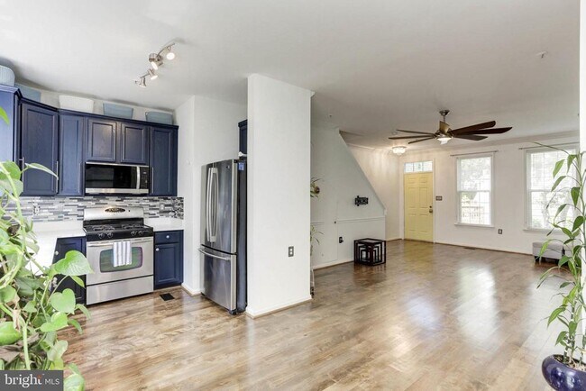 Building Photo - 9197 Carriage House Ln