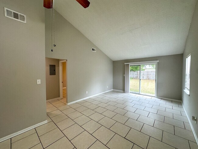 Building Photo - 2 bedroom 1 bath duplex for rent in Pace!