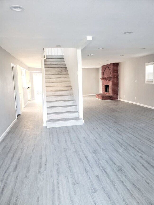 Building Photo - LB2506