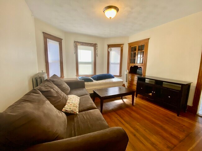Building Photo - 42 Bromfield Rd