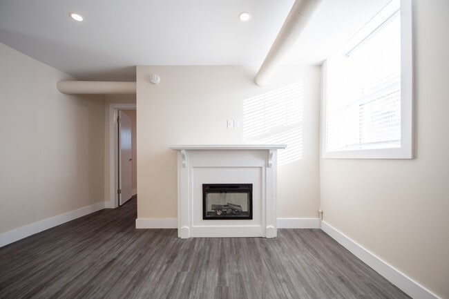Building Photo - 812 Wolseley Av