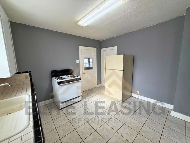 Building Photo - Embrace Comfort in This 2 Bedroom, 1 Bath ...