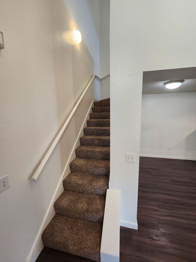 Foto del edificio - Beautiful 2-Bedroom Condo in Phillips Ranch