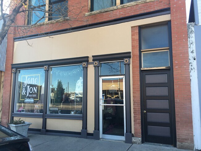 Local comercial debajo - 216 1st St