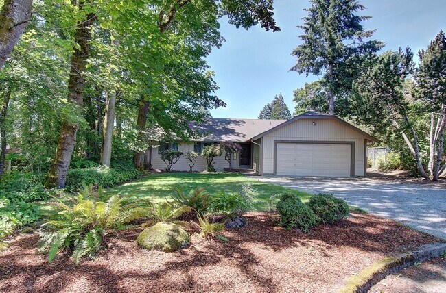 Foto del edificio - Spacious 3-Bedroom Home with Private Backyard Oasis