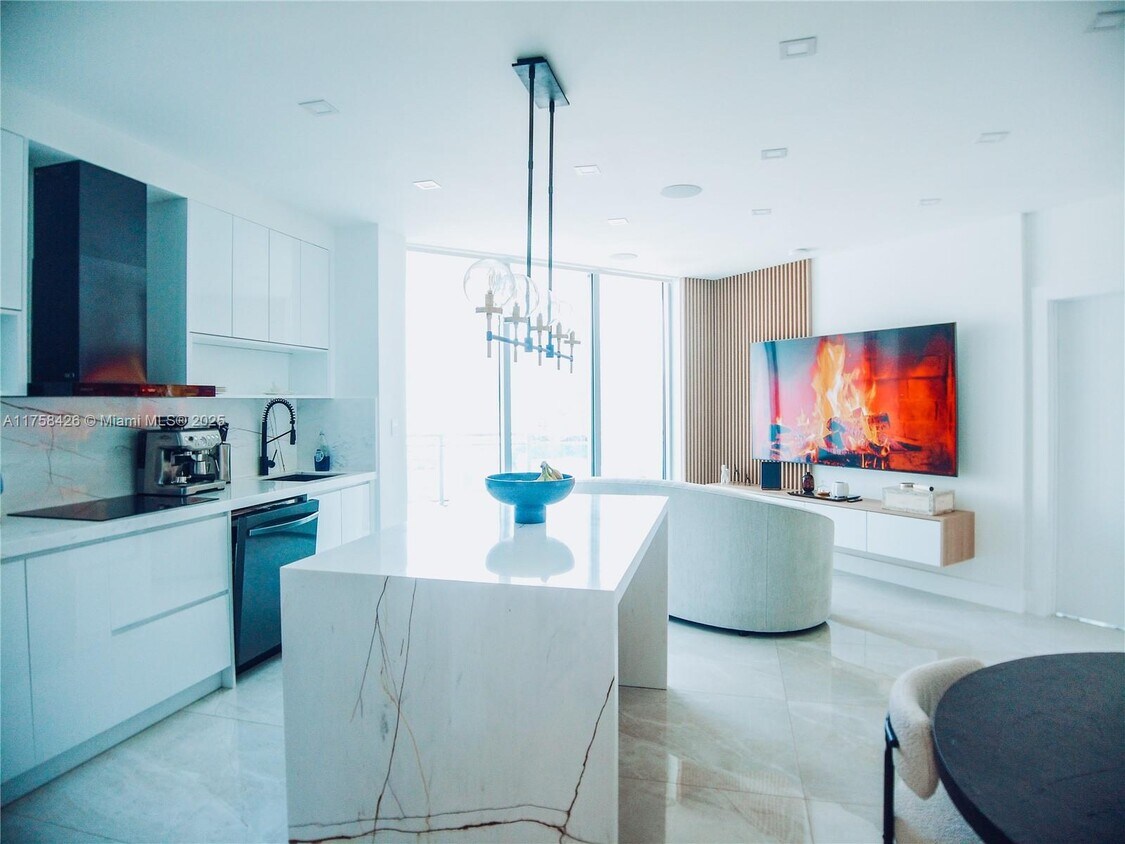 Foto principal - 350 S Miami Ave