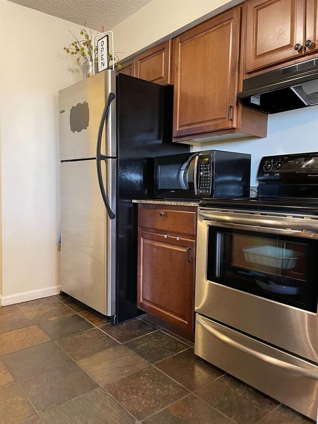 Building Photo - Updated Top-Floor 2 Bedroom Condo with Fir...
