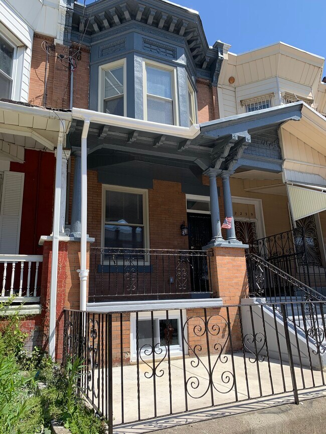 Building Photo - 2241 W Cumberland St