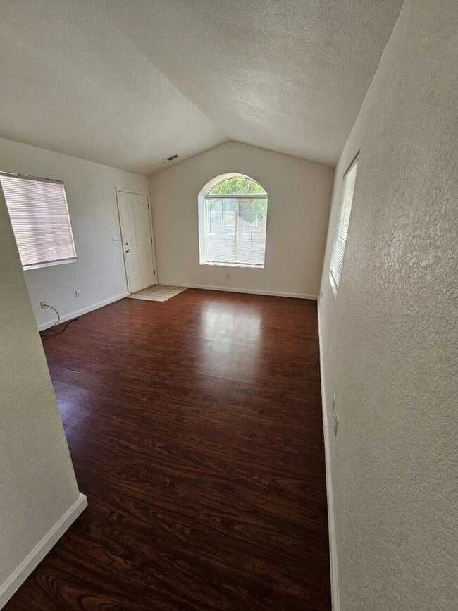 Building Photo - For Rent: 2 blocks from Stanislaus State U...