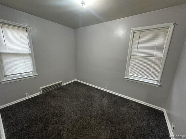 Foto del edificio - 7785 Mettetal St