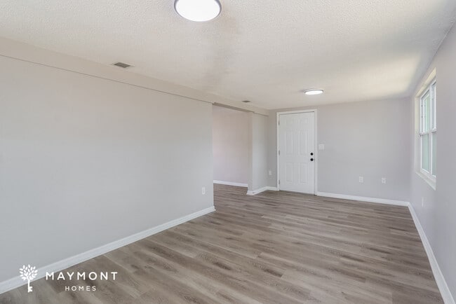 Building Photo - Bright 2-Bedroom Home with Garage