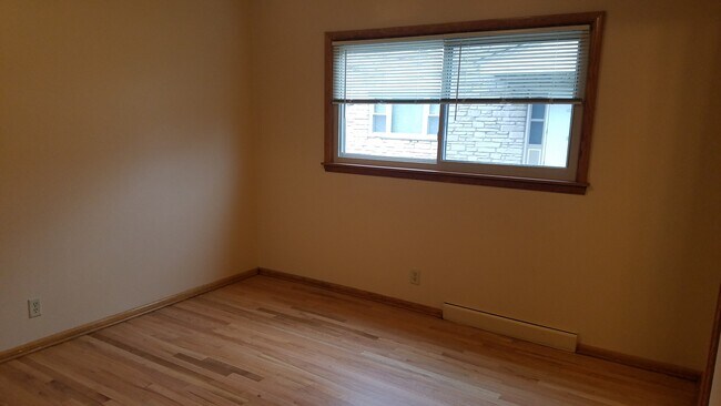 BR 1 - 2123 S 108th St