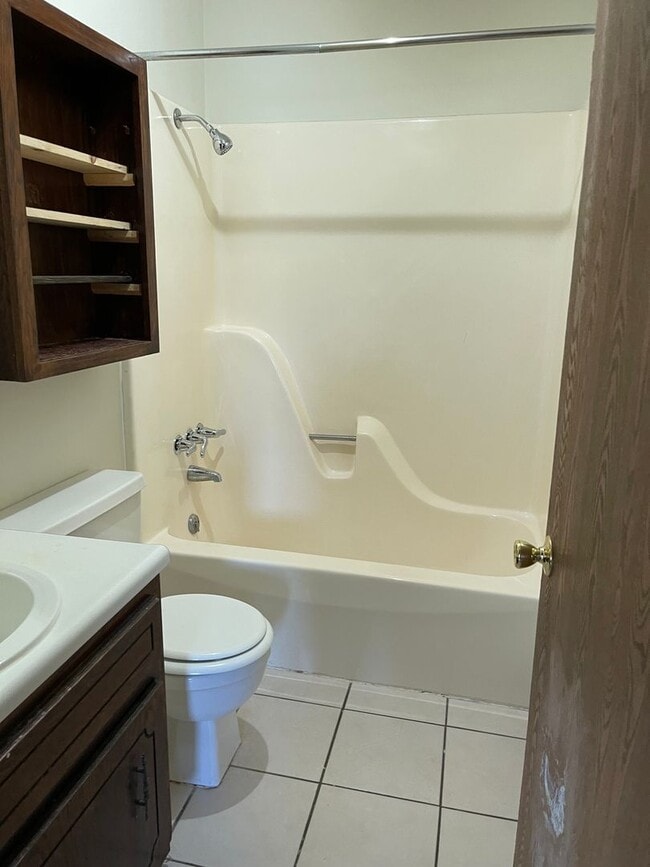 Building Photo - 2 bedroom 1 bathroom apartment for rent