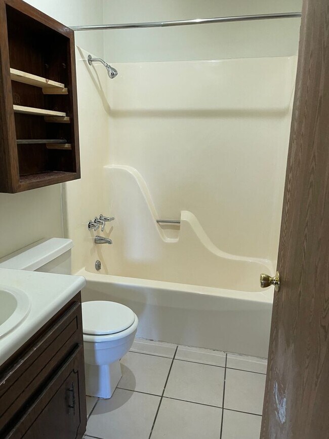 Foto del edificio - 2 bedroom 1 bathroom apartment for rent