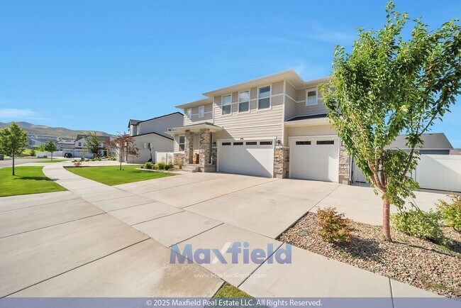 Foto del edificio - Modern EV Friendly Upgraded 5 BD 4 BA 3 GA...