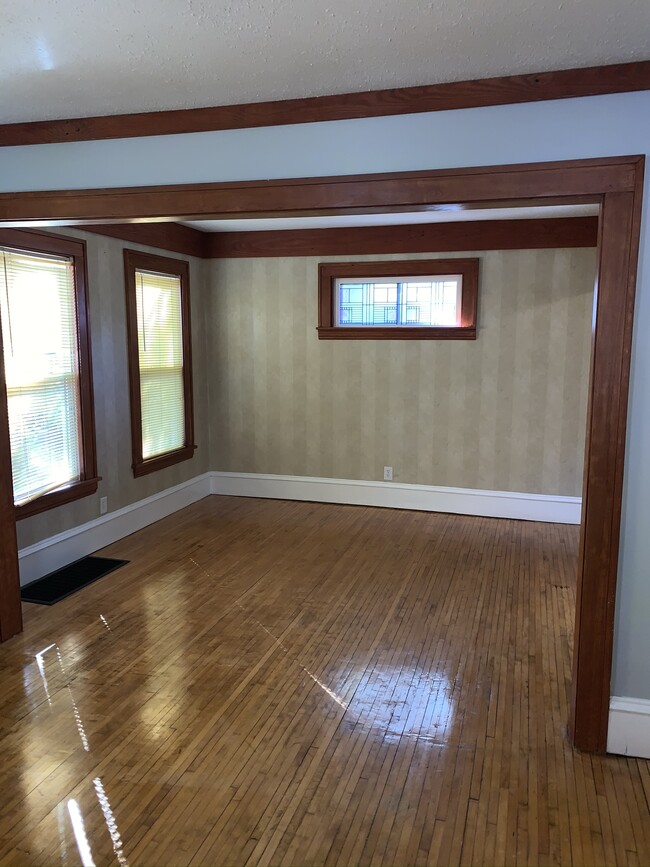 Large dining room - 3525 Penn Ave N