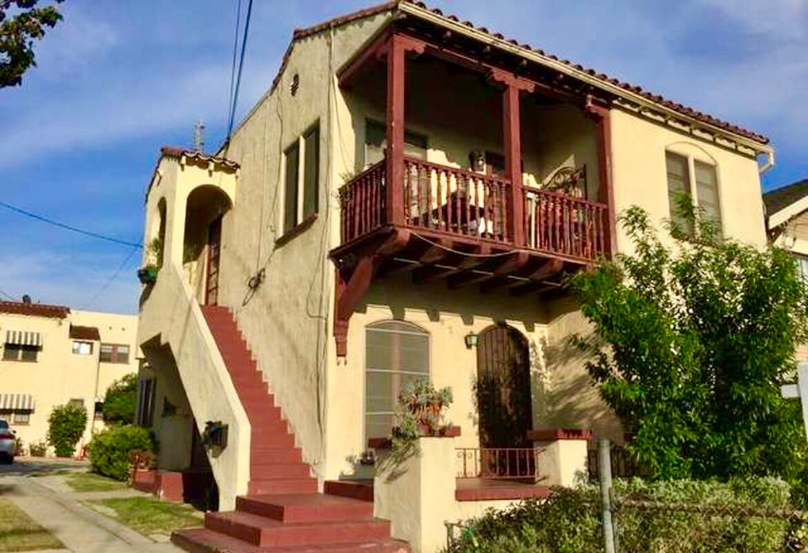 Front view of property. The unit available is the lower front apt. - 782 E Kensington Rd