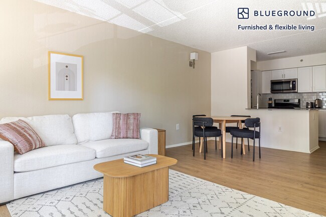 Foto del edificio - 444 Washington Blvd