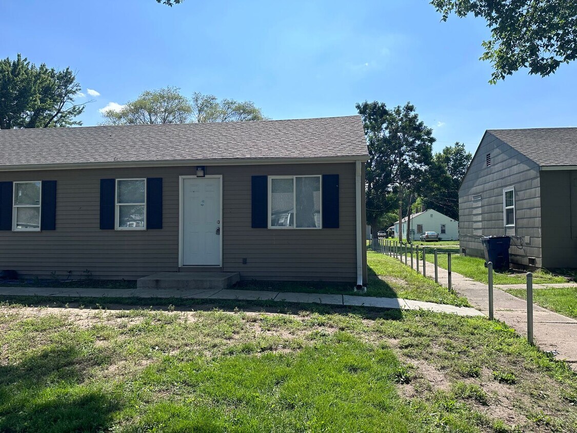 Primary Photo - 821-823 S Terrace Dr