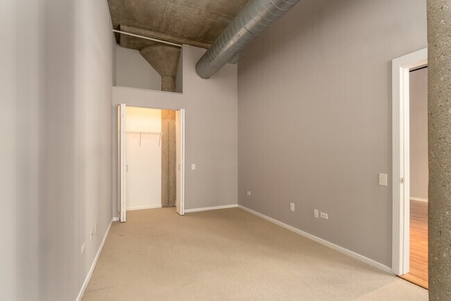 Building Photo - 900 N Kingsbury St