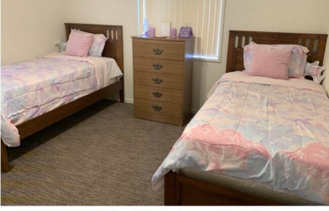 Foto del edificio - 1233 N G St