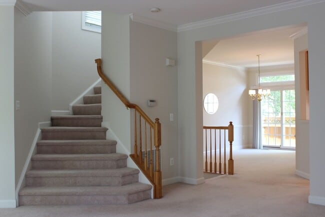 Building Photo - Lovely 2 Bedroom with office on 1st floor,...