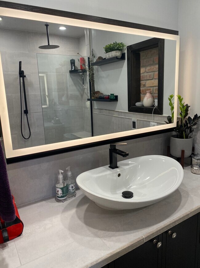Master Bathroom - 1751 N Western Ave