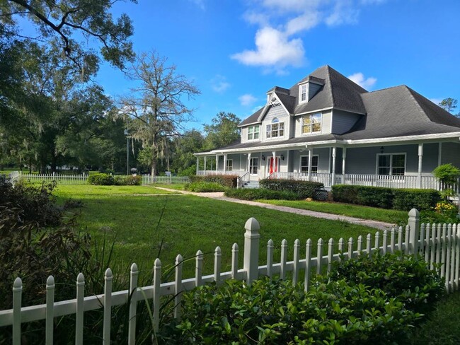 Building Photo - Escape to a 4Bd/4Ba Home with Private Pool