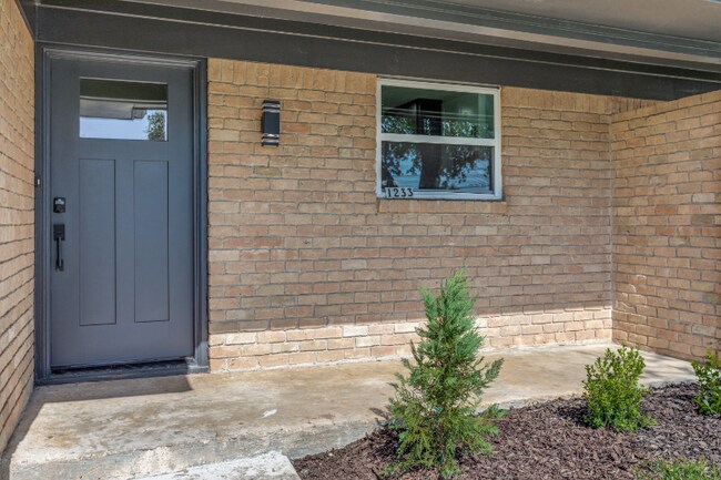 Building Photo - 1233 Mill Valley Dr
