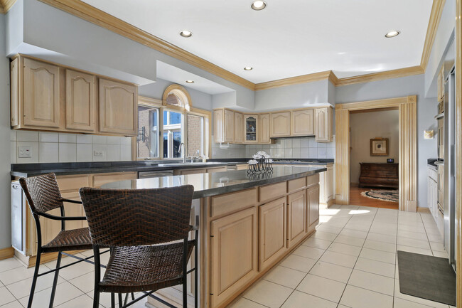 Building Photo - 5 S Meadow Ct