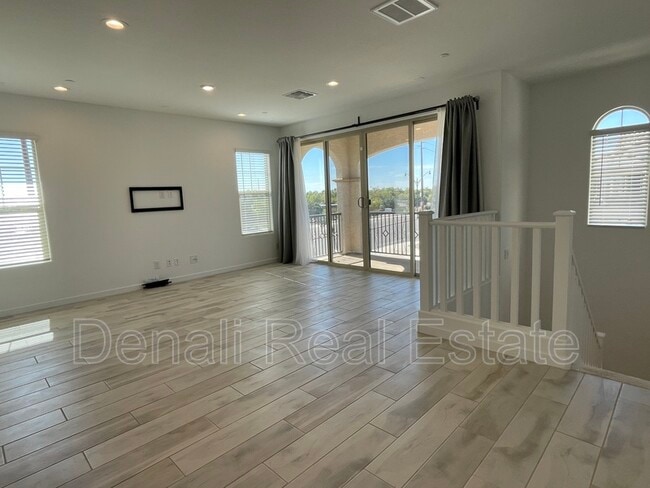 Building Photo - 784 S Hawk Ln