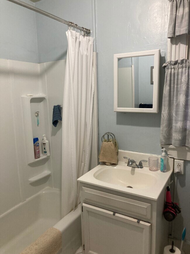bathroom - 110 W 8th St