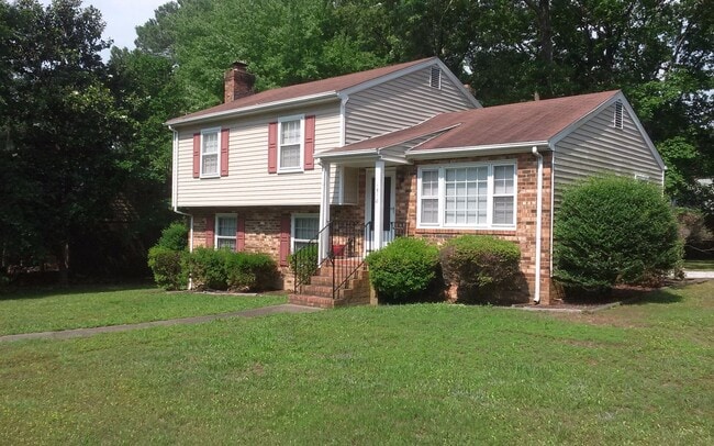 Building Photo - 3 bedroom 2 bath Tri-level Home In western...