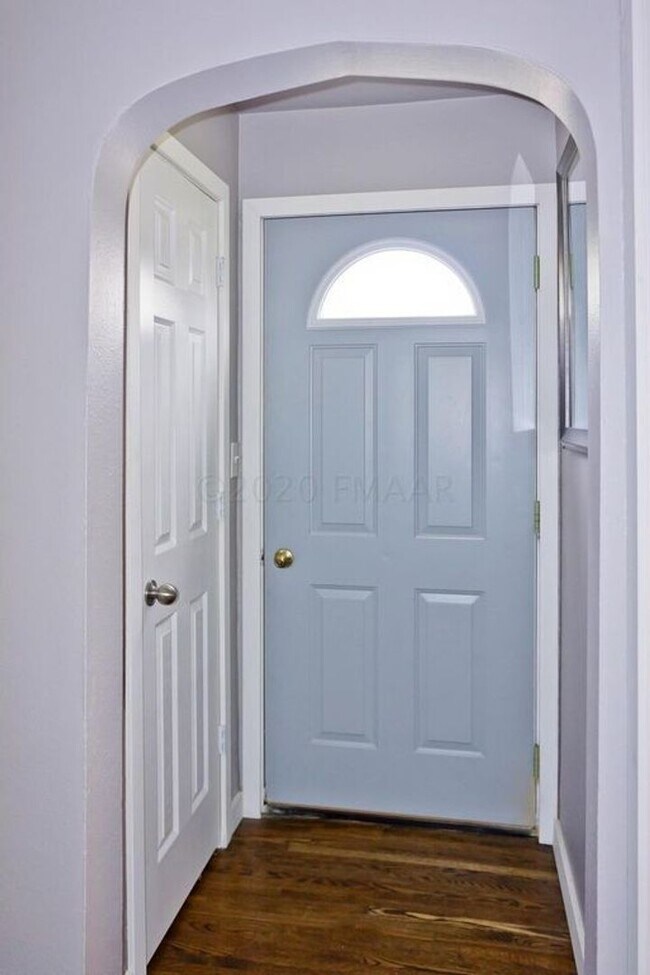 Building Photo - 4 Bedroom Across from MSUM!