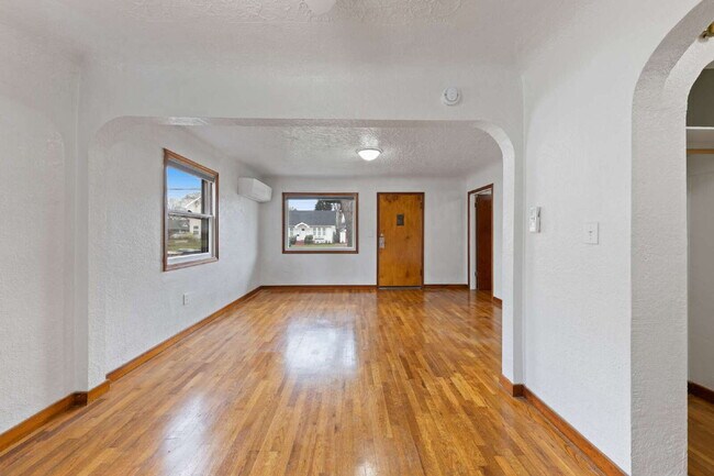 Foto del edificio - Charming Remodeled Duplex: Pet Friendly!