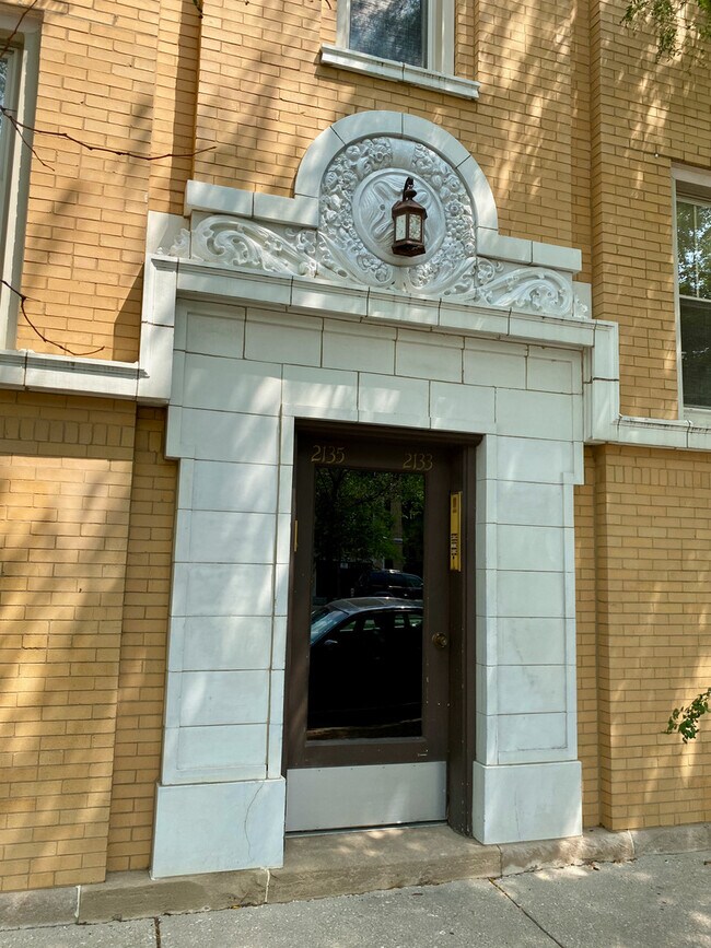 Foto del edificio - 2133 N Kedzie Blvd