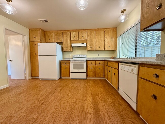 Foto del edificio - Completely Updated 3 Bed 2.5 Bath Walnut C...