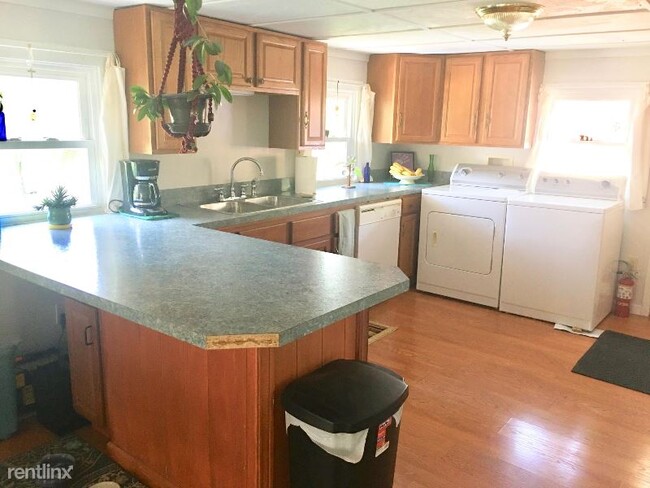 Building Photo - 3 br, 1 bath House - 33 Smith Beach Rd