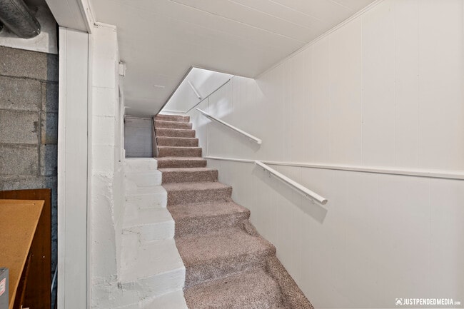 Building Photo - 1417 Karluk St