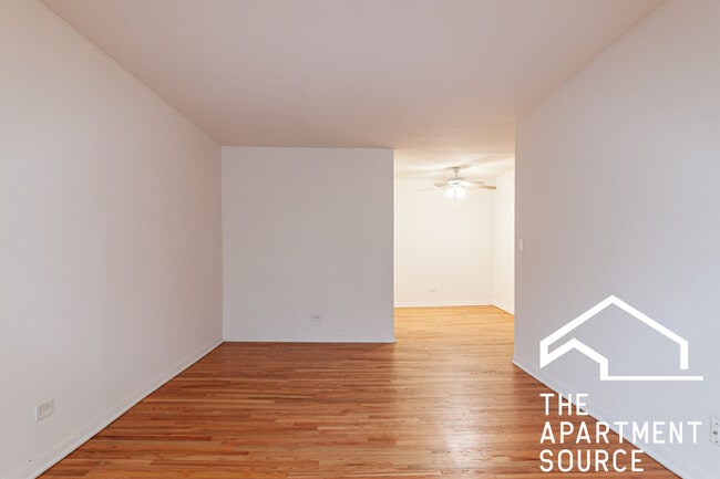 Building Photo - 540 W Roscoe St