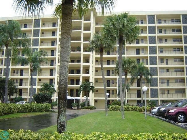 Foto del edificio - 3100 N Palm Aire Dr