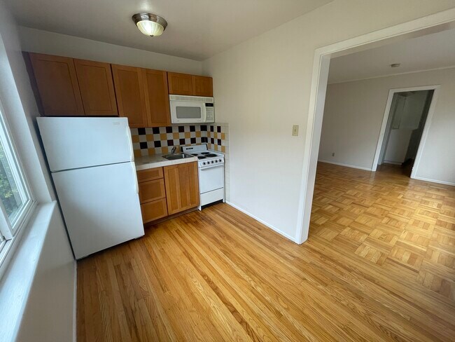 kitchen - 1445 Waller St