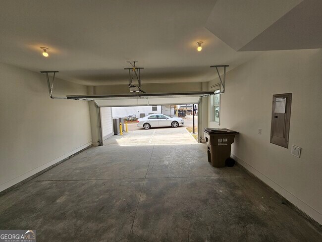 Building Photo - 3352 Pritchard Ave