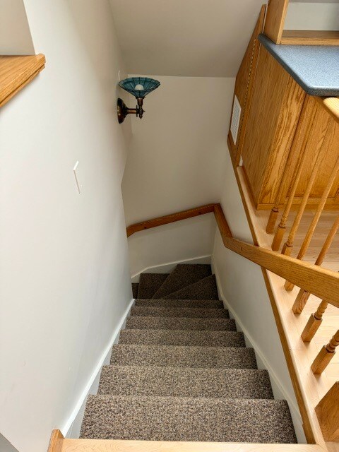 Escalera al segundo dormitorio - 264 N Pleasant St