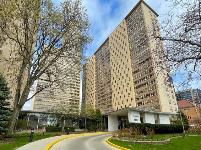 Building Photo - 3950 N Lake Shore Dr