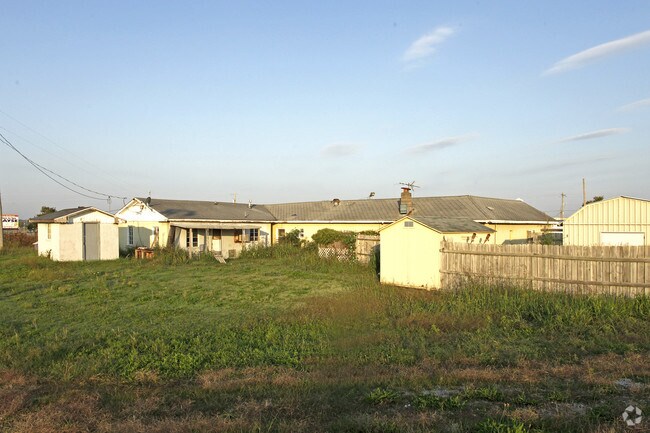 Building Photo - 5850-5874 W Highway 60
