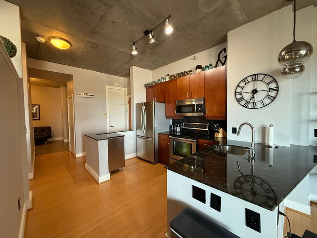 Foto del edificio - 2-Bedroom Condo in Uptown Charlotte with G...