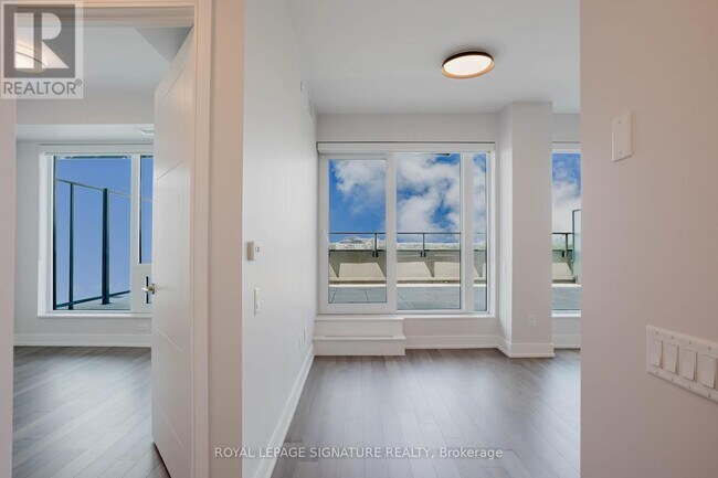 Photo du bâtiment - 2525-2525 Bathurst St
